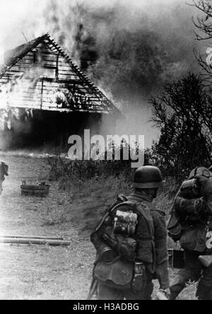 L'infanterie allemande au cours d'une escarmouche sur l'île de Hiiumaa, 1941 Banque D'Images