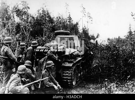 Des chars et l'infanterie de la Wehrmacht sur le front de l'Est, 1941 Banque D'Images