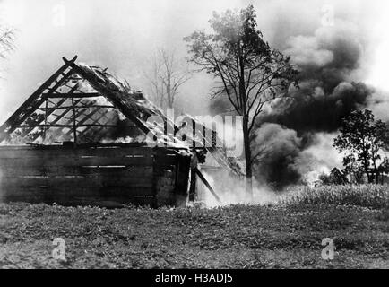 Village en feu sur le front de l'Est, 1941 Banque D'Images