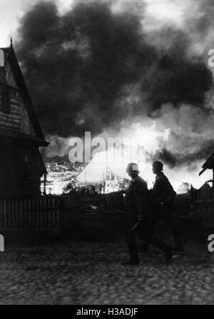 L'infanterie allemande dans un village en feu sur le front de l'Est, 1941 Banque D'Images