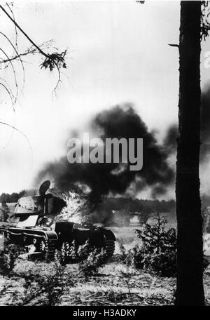 Soviet tank abattu sur le front de l'Est, 1941 Banque D'Images