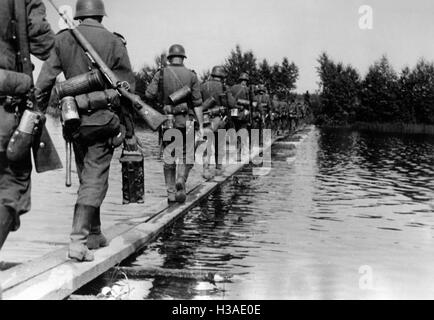 Les fantassins allemands traverser un marécage sur le front de l'Est, 1941 Banque D'Images