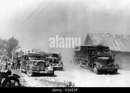 Colonne motorisée allemande sur le front de l'Est, 1941 Banque D'Images