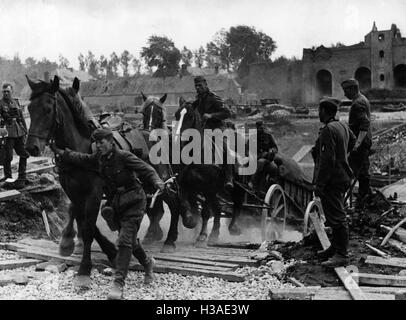 Les troupes allemandes traversent le pont démoli sur le front de l'Est, 1941 Banque D'Images