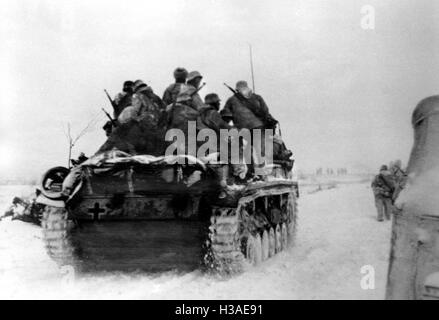 Canons d'assaut et d'infanterie allemande sur la retraite, 1943 Banque D'Images