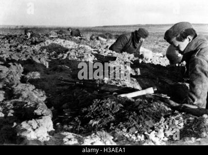 Fusiliers de l'infanterie blindée allemande la construction d'un poste, 1945 Banque D'Images