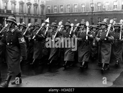 Le Volkssturm du NSKK marche dans Berlin, 1944 Banque D'Images