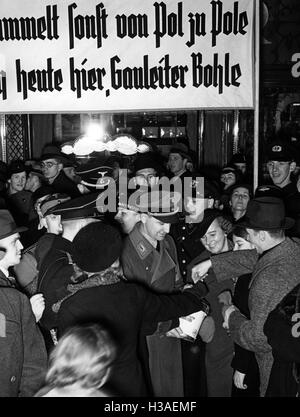 Ernst Wilhelm Bohle pendant la collecte pour le secours d'hiver à Berlin, 1937 Banque D'Images