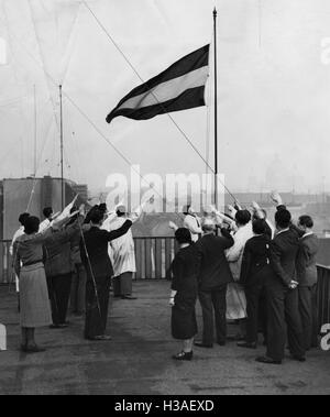 Hissage du noir-blanc-rouge sur le drapeau Scherl-Verlag, Allemagne, 1935 Banque D'Images