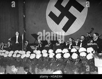 Les concerts devant un drapeau à croix gammée dans Berlin, 1938 Banque D'Images