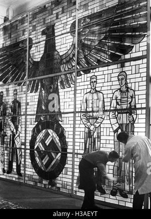 Fenêtre en verre avec symbolisme Nazi pour l'Exposition Universelle de Paris à Berlin, 1937 Banque D'Images