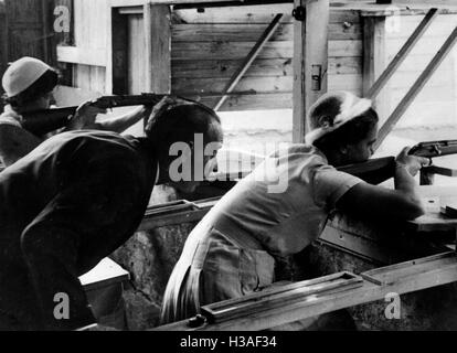 Les exercices de tir dans l'École coloniale pour les femmes Rendsburg, 1932 Banque D'Images