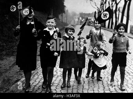 Les enfants avec des drapeaux à croix gammée, 1933 Banque D'Images