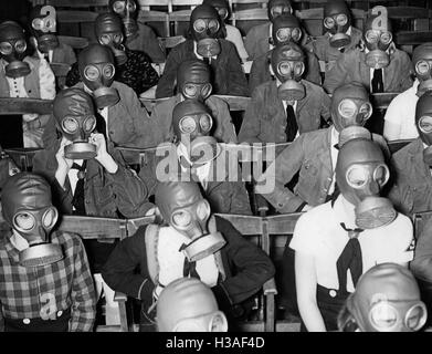 Jungmaedels apprendre à mettre un masque à gaz, 1939 Banque D'Images