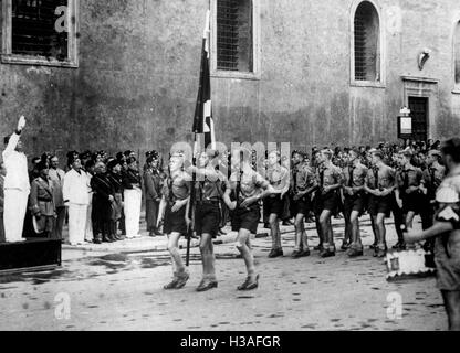 Benito Mussolini avec Hitler Division de la jeunesse à Rome, 1936 Banque D'Images