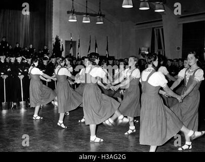 BDM filles dansant danse populaires, 1941 Banque D'Images