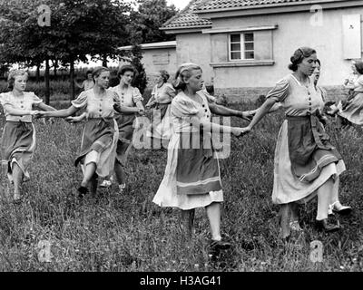 Landdienst filles dansant des danses folkloriques, 1939 Banque D'Images