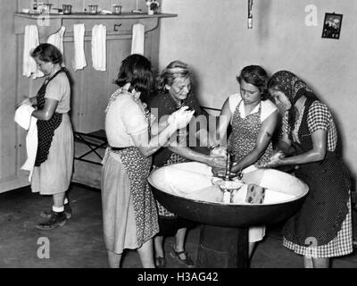 Les filles au cours de BDM service Landdienst (pays), 1939 Banque D'Images