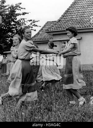 Landdienstmaedel danse folk dances, 1939 Banque D'Images