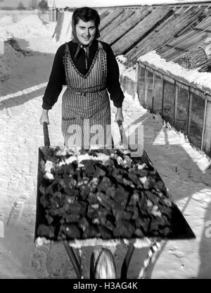 Fille Landdienst BDM pendant (pays) en hiver, 1940 Banque D'Images