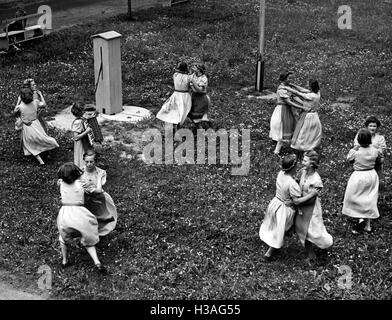 Landjahrmaedel danse folk dances, 1939 Banque D'Images