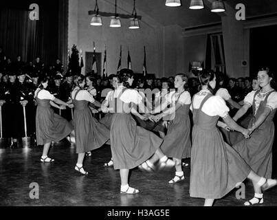 Landjahrmaedel la danse une danse folklorique, 1938 Banque D'Images