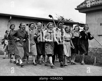 Landjahrmaedel sur le chemin du travail, 1939 Banque D'Images