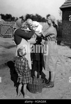 Fille BDM comme préposé au soin des enfants, 1941 Banque D'Images