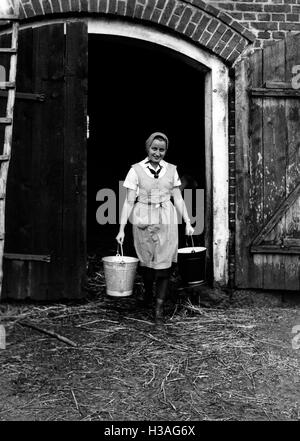 Fille BDM travaillant dans le hangar, 1940 Banque D'Images