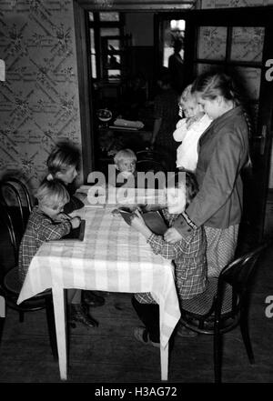 Fille BDM comme préposé au soin des enfants, 1941 Banque D'Images