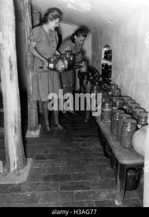 Landjahrmaedel de la BDM dans la cave cellier du camp, 1941 Banque D'Images