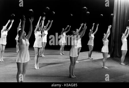 Performance de la BDM-Werk Glaube und Schoenheit (BDM-travail, la foi et la beauté) de la société Opera Prague 1941 Banque D'Images