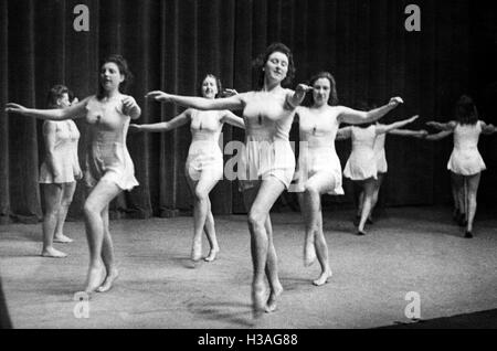 Performance de la BDM-Werk Glaube und Schoenheit (BDM-travail, la foi et la beauté de la société) dans le Deutsche Oper Berlin, 1942 Banque D'Images