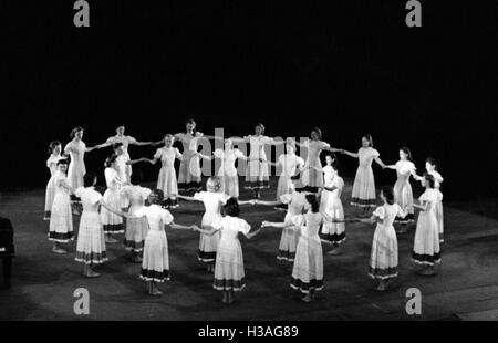 Performance de la BDM-Werk Glaube und Schoenheit (BDM-travail, la foi et la beauté) de la société Opera Prague 1941 Banque D'Images