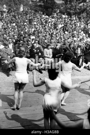 Performance de la BDM-Werk Glaube und Schoenheit (BDM-travail, la foi et la beauté de la société) à Milan, 1941 Banque D'Images