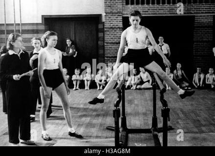 Les membres de la BDM-Werk Glaube und Schoenheit (BDM-travail, la foi et la beauté) de la société doing gymnastics, Berlin 1940 Banque D'Images