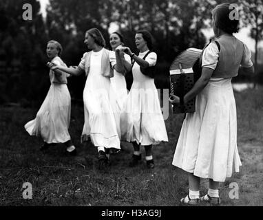 "Les membres de la BDM-Werk Glaube und Schoenheit (BDM-travail, la foi et la société beauté) danse une ''Rhinelander'', 1939' Banque D'Images