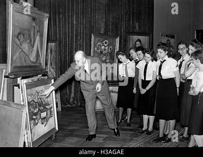 Les membres de la BDM-Werk Glaube und Schoenheit (BDM-travail, la foi et la société beauté) visite d'un peintre, 1941 Banque D'Images
