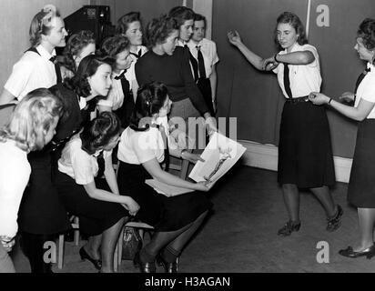 L'éducation artistique dans le BDM-Werk Glaube und Schoenheit (BDM-travail, la foi et la beauté de la société), 1941 Banque D'Images