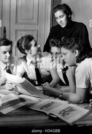 Les membres de la BDM-Werk Glaube und Schoenheit (BDM-travail, la foi et la beauté de la société) au cours d'une soirée sociale, 1941 Banque D'Images