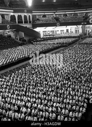 Défilé de HJ et les membres de BDM dans le Palais des sports de Berlin, 1938 Banque D'Images