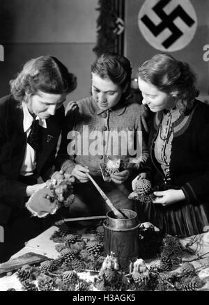 Les membres de la Ligue des femmes nationales-socialistes making Christmas decoration, 1941 Banque D'Images