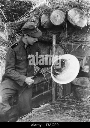 Soldat de la Waffen-SS de l'air donne alarme raid en Courlande, 1944 Brueckenkopf Banque D'Images