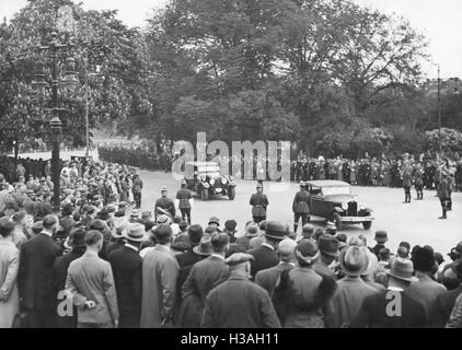 Foule en face de l'Opéra Kroll de Berlin, 1935 Banque D'Images