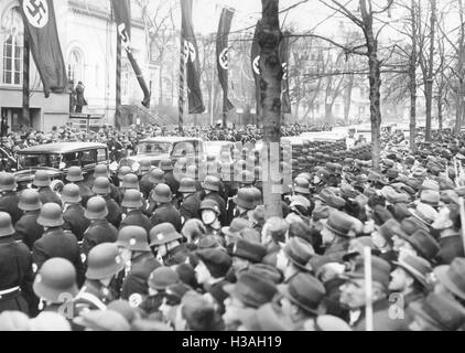 Foule en face de l'Opéra Kroll à Berlin, 1937 Banque D'Images