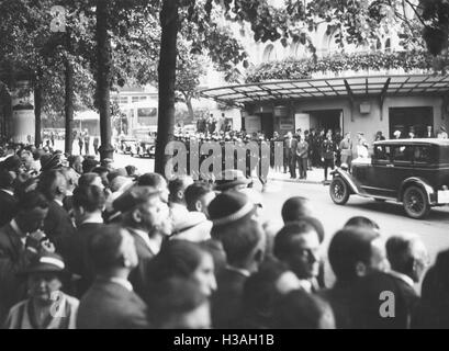 Les spectateurs en face de l'Opéra Kroll à Berlin, 1934 Banque D'Images