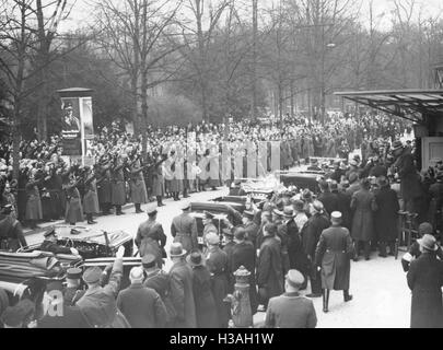 Foule montrant le salut nazi en face de l'Opéra Kroll à Berlin, 1934 Banque D'Images