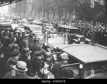 Hanns Kerrl avant l'Opéra Kroll à Berlin, 1934 Banque D'Images