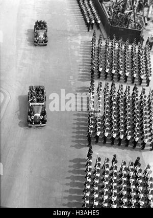 Défilé militaire sur le 47e anniversaire de Hitler à Berlin, 1936 Banque D'Images