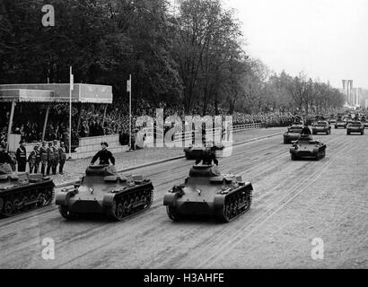 Régiment de blindés de la Wehrmacht au cours d'un défilé militaire à Berlin, 1938 Banque D'Images